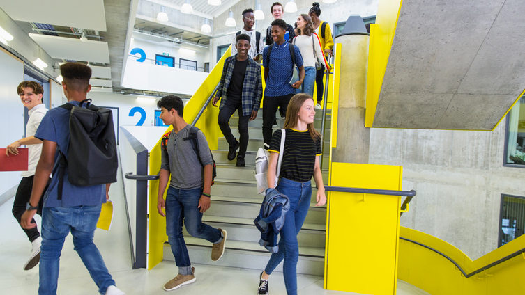 Internationella studenter på väg till föreläsningar på högskola. Foto: johner.se/Caiaimage