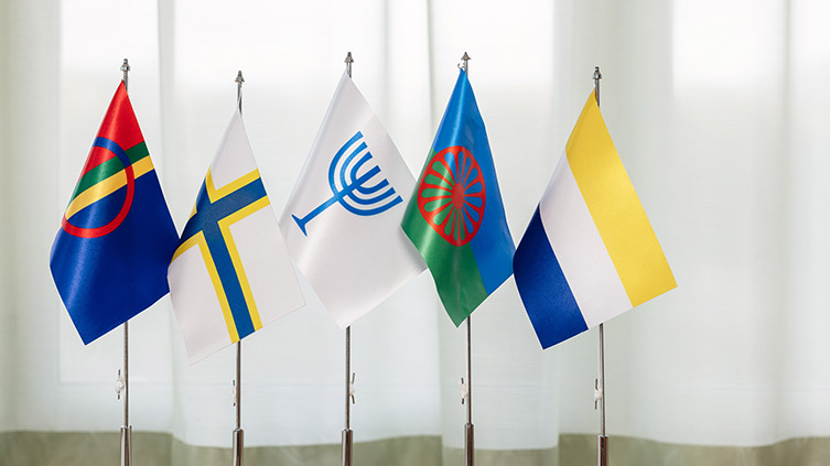 Flaggor Sveriges nationella minoriteter.