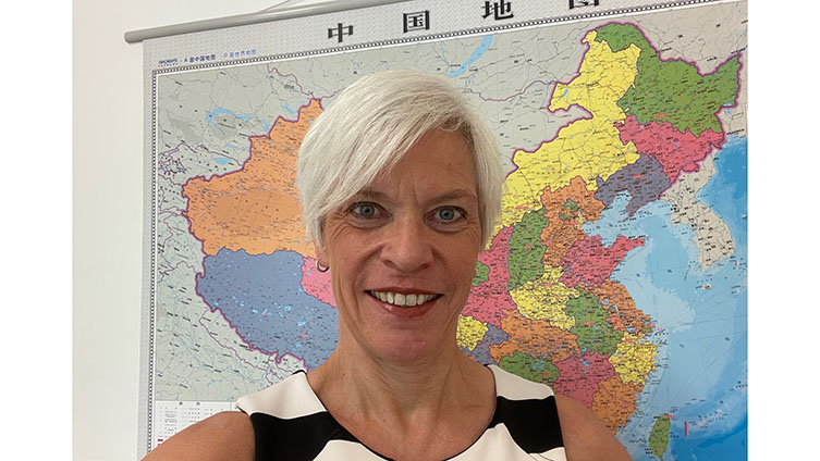 Tina Karlberg framför en karta över Kina