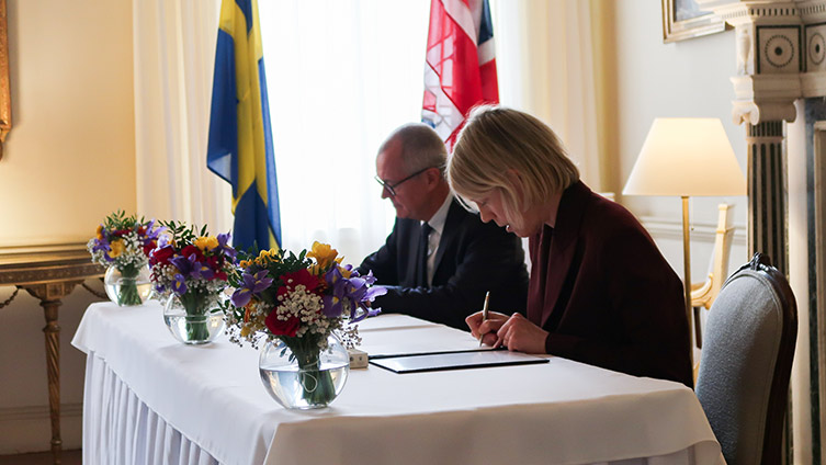 Statssekreterare Maria Nilsson och minister Lord Vallance.