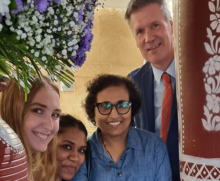 Per-Arne Wiström med kollegor på Sveriges ambassad i New Delhi