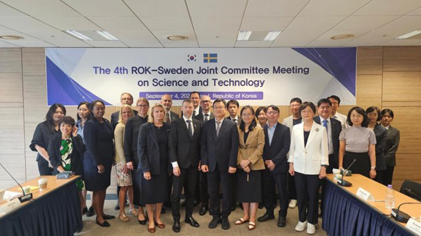 Deltagare i fjärde blandkommittémötet inom forskning och teknologi i Seoul, september 2025.