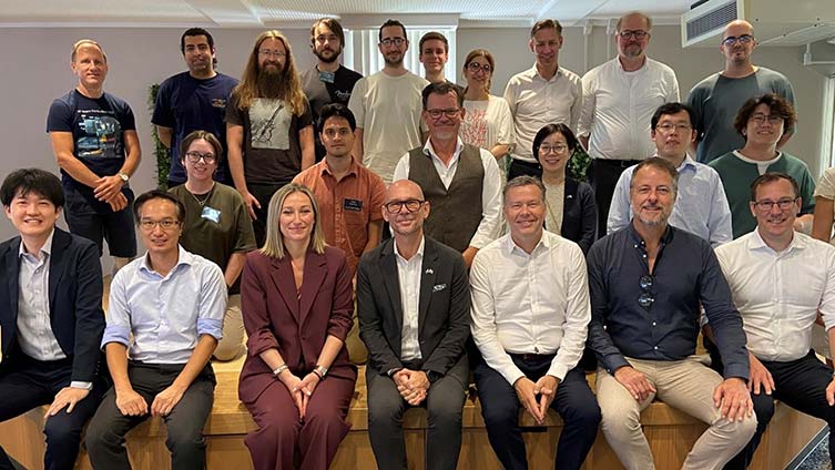 Svensk delegation av batteriforskare på besök hos representanter från Osaka University.