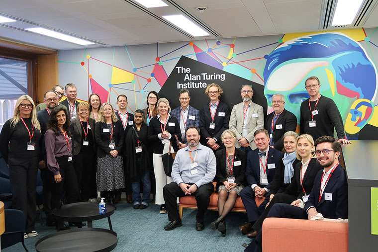 Gruppbild med personer från svenska universitet på besök hos The Alan Turing Institute