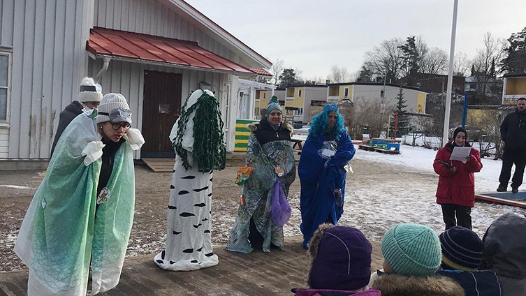 Barn och lärare ute på skolgården.