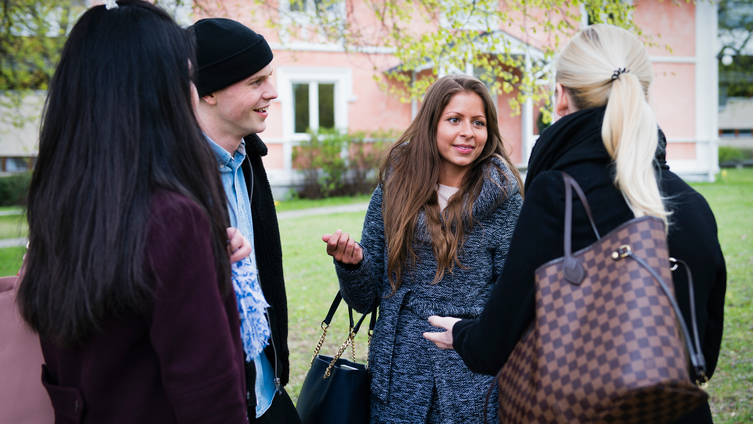 Studenter samlas utanför college