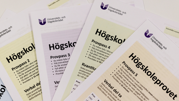 Fem frågeformulär för högskoleprovet, upplagda på ett bord som en solfjäder. Foto: Björn Dalin