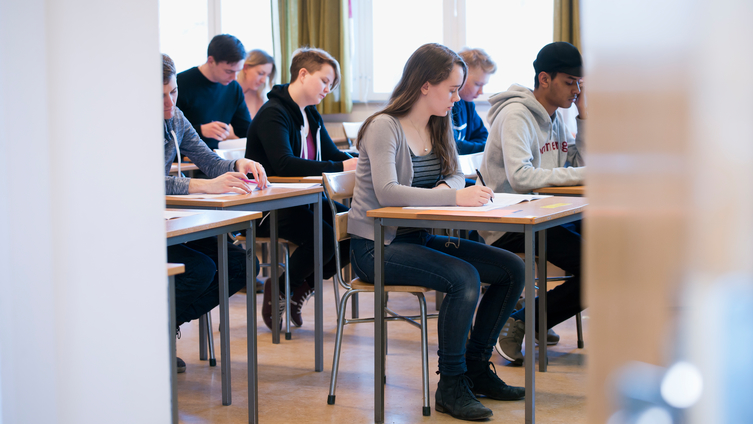 Sju ungdomar skriver högskoleprovet i ett klassrum. Foto: Eva Dalin