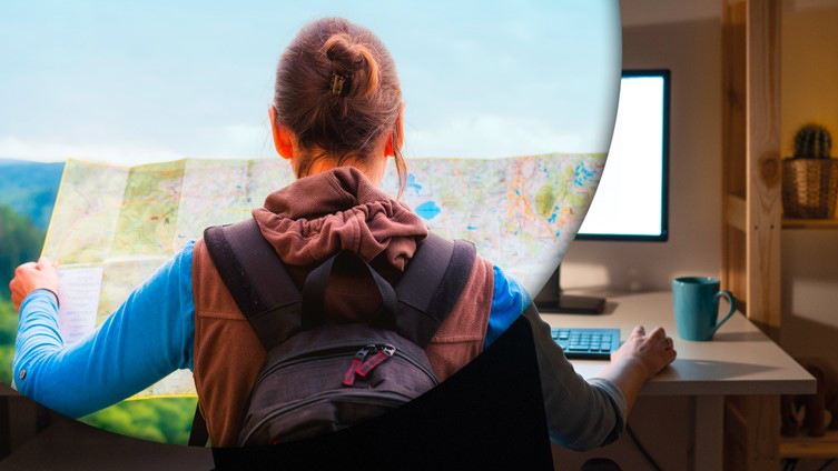 Ung kvinna ser på en karta och planerar för framtiden. Foto: Europeiska kommissionen