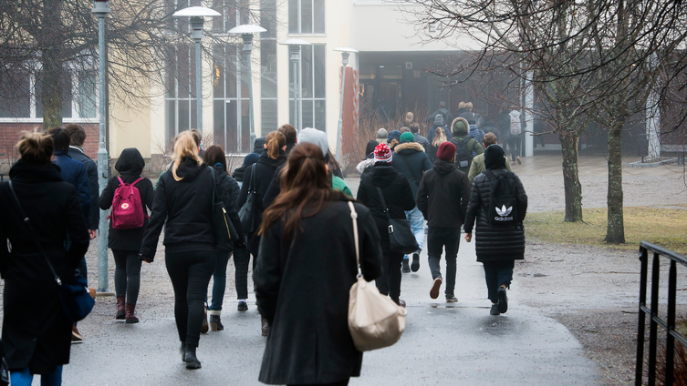 Provskrivare utanför högskola på väg för att skriva högskoleprovet. Foto: Eva Dalin