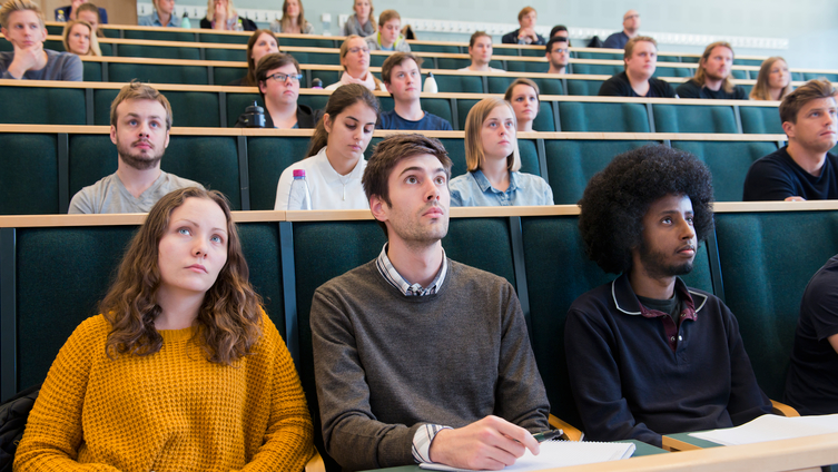 Studenter i aula lyssnar till en föreläsning. Foto: Eva Dalin 