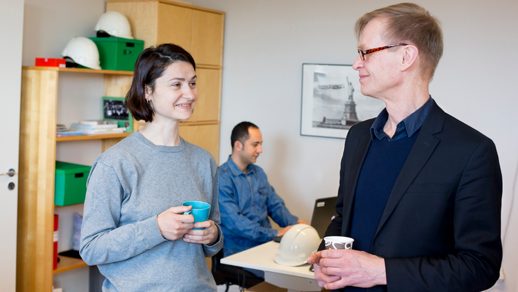 Tre byggingenjörer planerar dagens arbete i ett kontorsrum. Foto: Erik Lundback