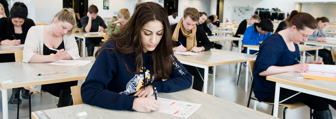Personer som skriver högskoleprovet