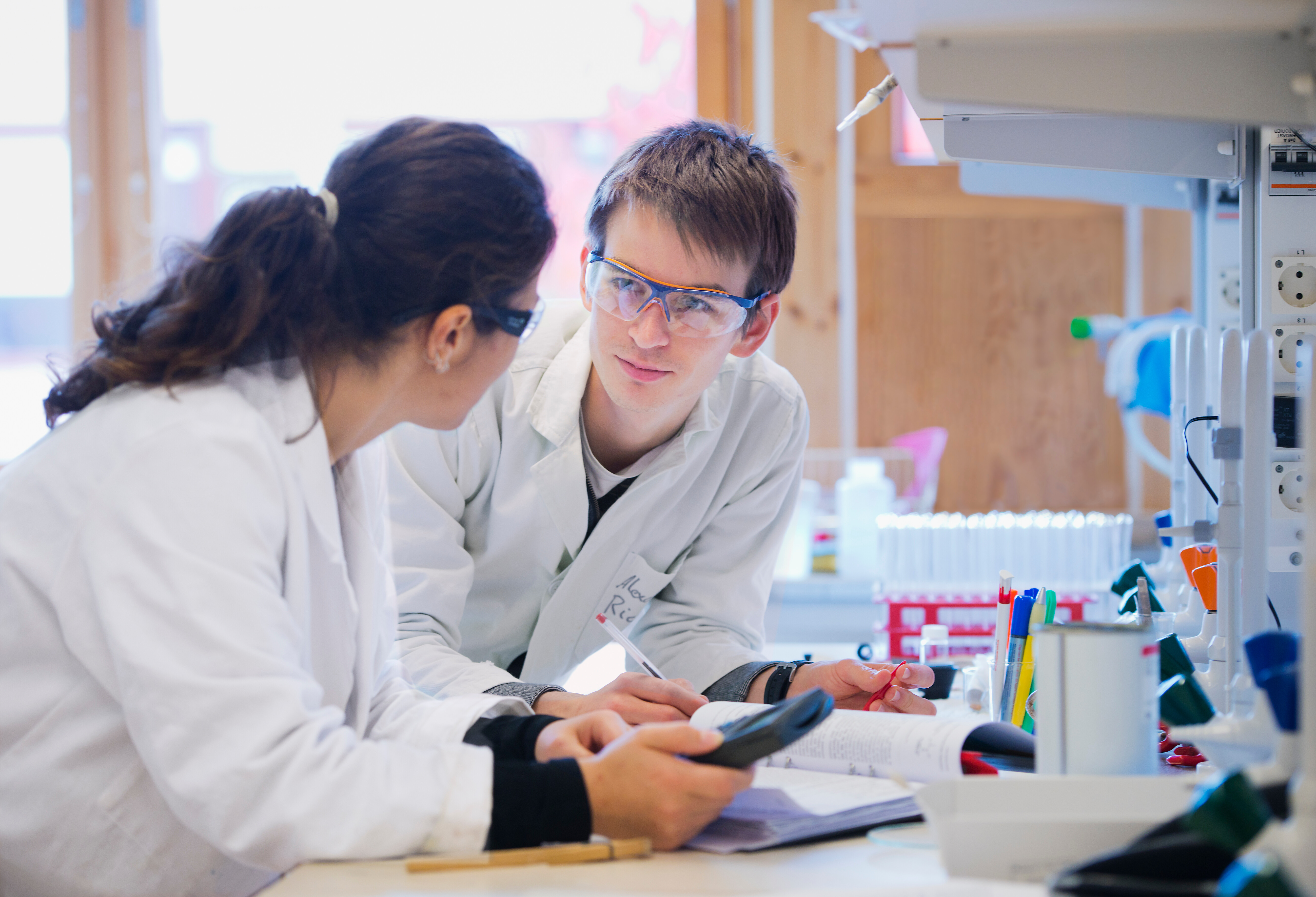 Två personer i ett laboratorium