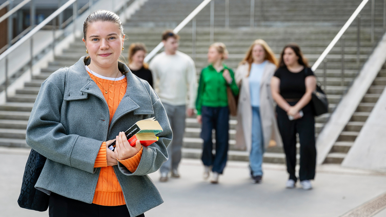 En student med vänner