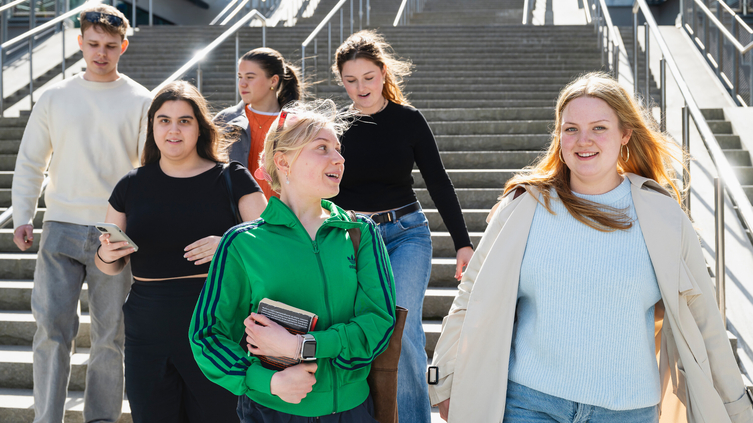 Studenter som går ner för en trappa utomhus