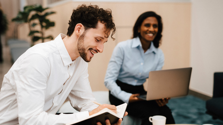 Två personer i kontorsmiljö