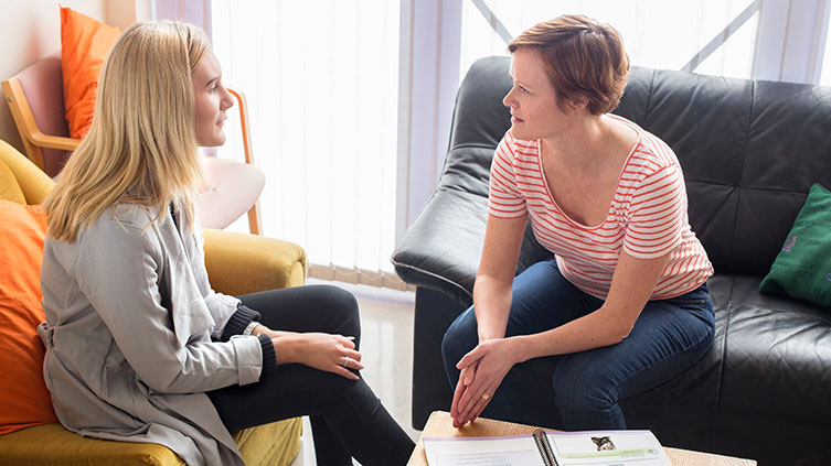 Vägledare och student i samtal 